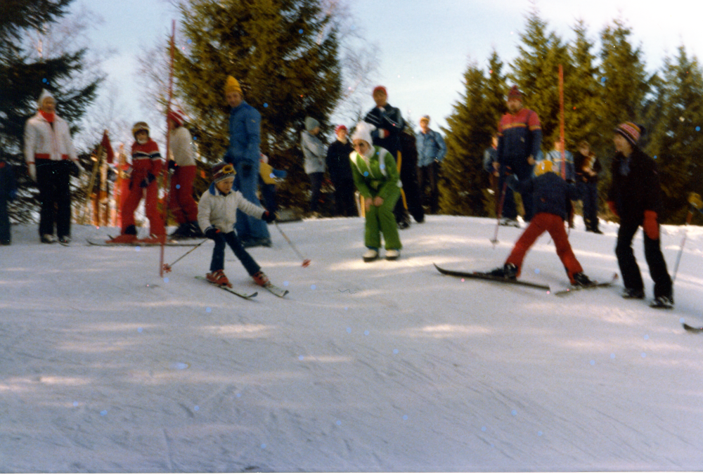 Friluftsfrämjandet i Brottby anordnar Alpin skidskola i Brittas Backe. 
Foto och uppgifter: Fredrik Andersson.