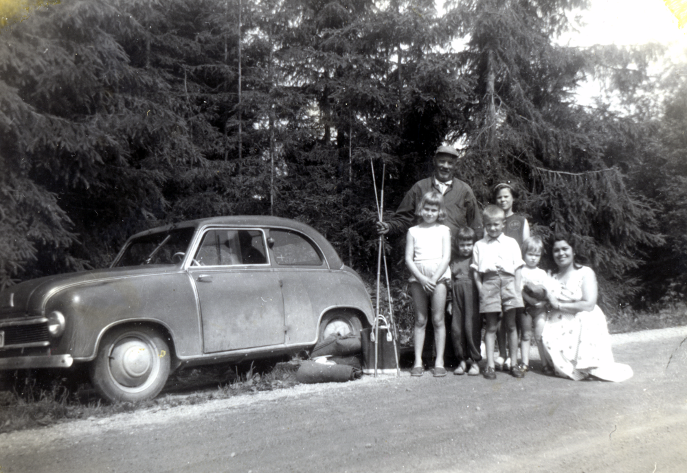 Kalle Sandgren med sin Lloyd. Till höger om Kalle står Britt Eriksson. De båda barnen som står framför Kalle är okända. Pojken i mitten heter Stefan Kardevall och till höger om honom står hans syster Gunilla Kardevall. Bredvid henne sitter Isabell Petersson.