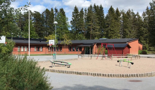 Kårsta skolas byggnad och utemiljö