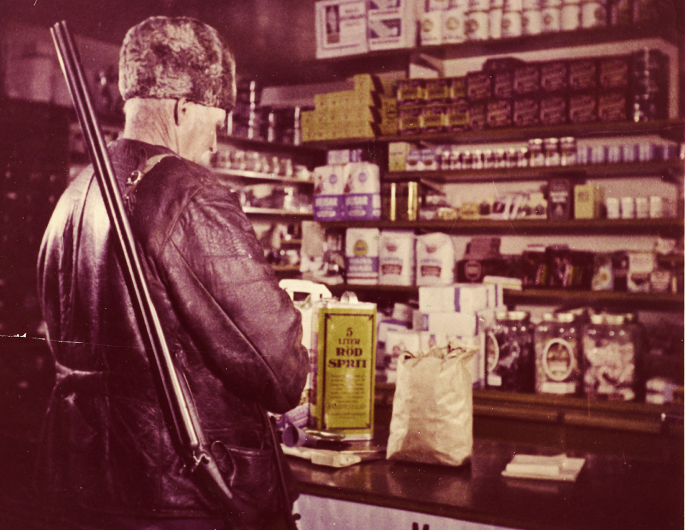 Oskar Andersson,  hemmahörande på Saxta gård i Markim på besök i Gustaf Wass affär. Huset  som affären låg i kallades Rosenhäll och var byggt av Wass 1949.