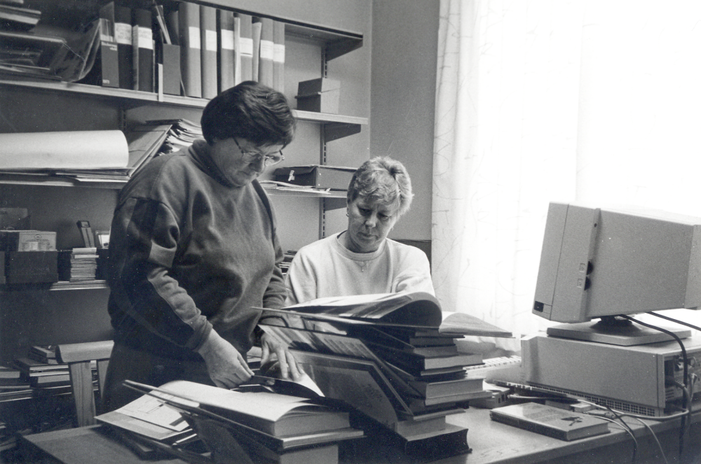 Huvudbibliotek och filialer datoriseras med Btj 2000.  Sedan HB startat cirkulation med utlån 7 december 1993 skall även filialernas bokbestånd föras in i databasen.  Överföringen sker  med modem till Vallentuna.  Här arbetar fr v Gun Hillbo och Gunvor Svensson i arbetsrummet i Karby bibliotek för att vara klara iför flytten till Karby torg