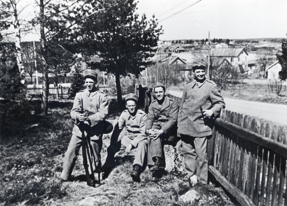 Mobilisering 1939. Bevakningspersonal vid landstormsförrådet, nuv försvarsgården öster om Hjälmsta skola. Haldor Fredriksson från Vallentuna står t v