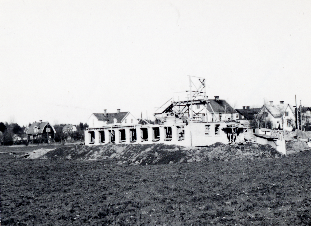 Första fönsterraden färdig på  Vallentuna kommunalhus