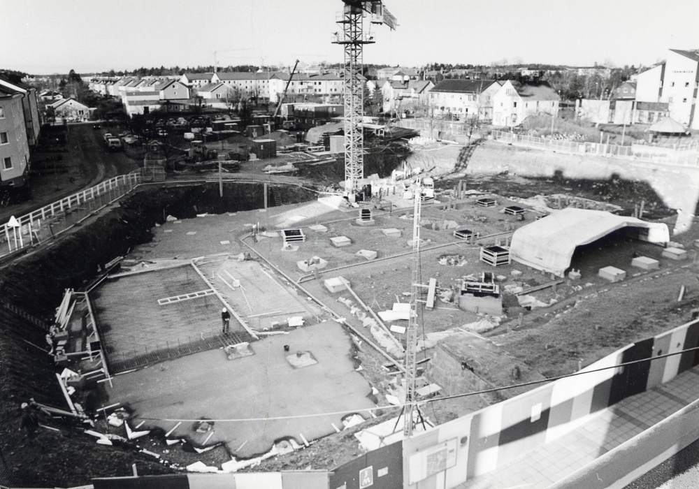 Vallentuna kommun bygger ett nytt kommunalhus, sedan det gamla rivits i september 1986