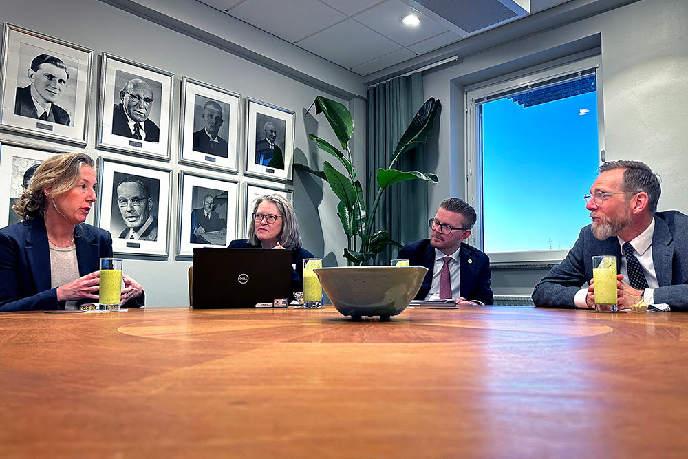 Charlotte Muntzing, kostchef, Annika Hellberg, kommundirektör, kommunstyrelsens ordförande Johan Skog, socialminister Jakob Forssmed