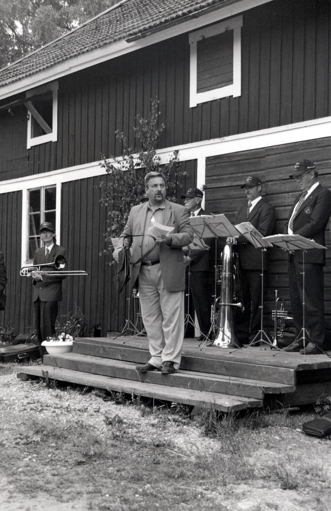 Postforsling från Stockholm till Grisslehamn - 365 års jubileum.  Poststationen vid Ösby gård i Össeby-Garn har återuppstått  med kurirer i tidsenliga kläder med post säck från Stockholm via Ensta gård i Täby.  Kommunalrådet Sten Adlivankin invigningstalar och postens blåsorkester underhåller.  Postvägen går vidare mot Grisslehamn och postsäcken transporteras vidare med postrodd mot över Ålands hav mot Åbo