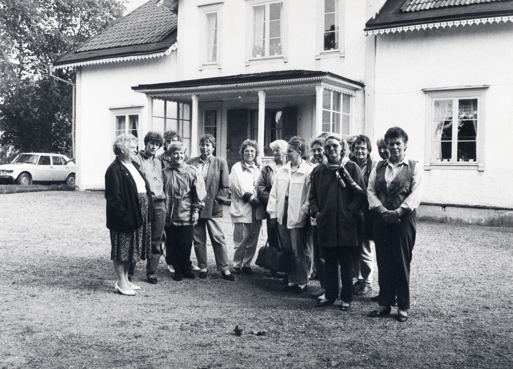 Kulturombuden i Vallentuna på studieresa i kommunen. Här är gruppen samlad utanför Lappdals gård, där Inga Bergman, längst t h, skall visa sitt gårdsmuseum. Kulturombuden skall tipsa och värna om kulturell information till kunder inom äldreomsorgen och även till sina arbetskamrater.  Studieresan i kommunen skall ge tips på utflyktsmål för personal och kunder. 
År 1966 köpte Stockholms stad Lappdals gård och närbelägna Kusta, Skesta och Seneby gårdar för att vid dåvarande uppskattad expansion av Stockholms stad ha utrymme för stadens och regionens behov av bostäder och fritidsområden. I den regionplan som bearbetades under 1970-talet kom dessa gårdar att beröras av det som i planen kallades Össebystaden.