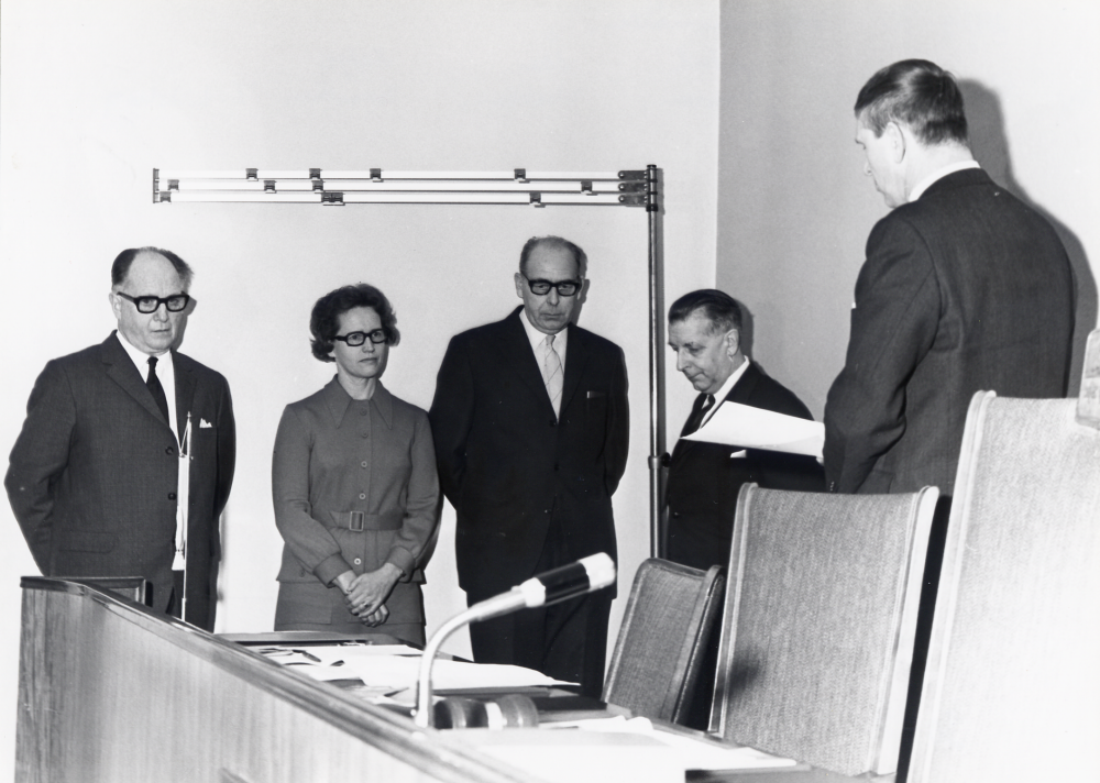 Vallentunanålen delas ut vid kommunfullmäktiges sammanträde i sessionssalen i kommunalhuset.  Ingvar Lidskog delar ut nålen för lång och trogen tjänst till fr v socialchefen Elis Pettersson, distrikssköterskan Gertrud Ivarsson, Åke Ekström och Helge Sandin