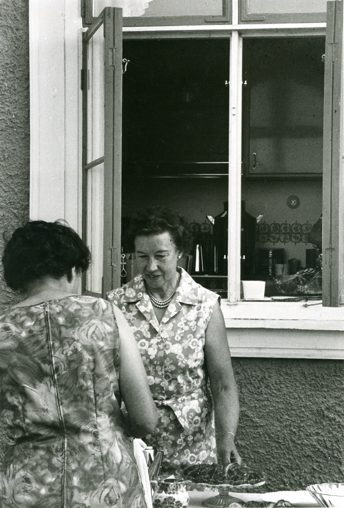 Bordet med kaffeservering vid Syföreningens sommarfest och auktion i Klockargården.
•Fotografiet ingår i bildserien ”Vardagsliv i Vallentuna kommun” av Rachael Gough-Azmier & Gunilla Blomé, Haga Studios HB.

