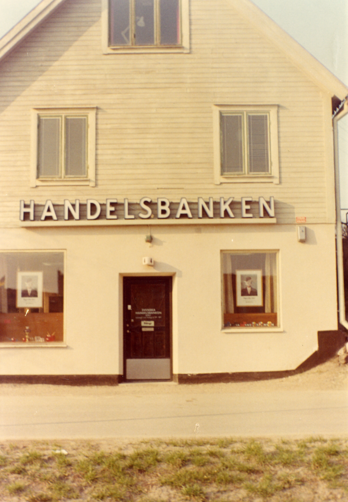 Handelsbanken hade från början sitt kontor i gamla bageriet på Allévägen. Senare flyttades kontoret till huset bredvid, med adress Allévägen 6.