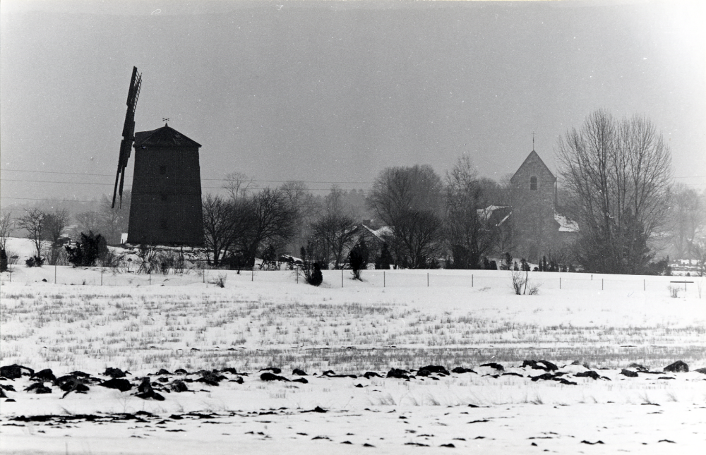 Utsiktsbild. Väsby kvarn och Vallentuna kyrka sedda från Kullen i Vallentuna