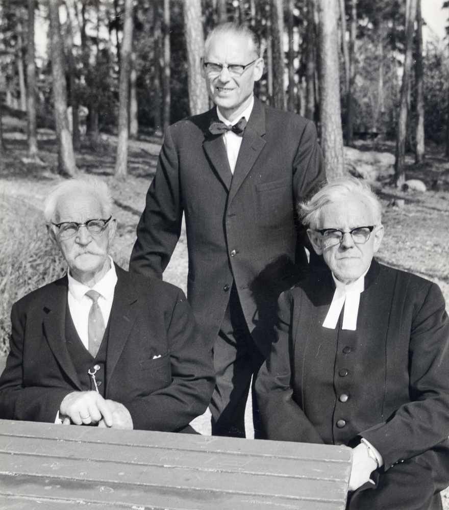 Fr v trädgårdsmästare Mauritz Wandel, tidigare medlem av förenade kyrko- och skolrådet , Holger Hovmark kantor och folkskollärare samt kontraktsprost Sven Vängby . Foto taget vid de gamlas utfärd till Årsta havsbad. Mauritz Wandel föddes i Lübeck 28 juli 1873, köpte mark till en handelsträdgård vid Lingsbergsvägen 1902 och startade Wandels trädgårdsmästeri 1903. Han dog våren 1971