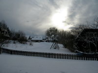 Vinter i Bällsta. Snö täcker mark och tak i bostadsområdet.