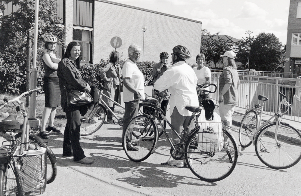 Personalen vid Vallentuna bibliotek samlas vid Tärningen för att cykla till Eva Rahmqvists sommarstuga Lillsätra vid Vallentunasjöns västra strand nedanför Oppgården.  På vägen stannar man vid Gullbrons sommarcafé, Mellangården i Kragsta och Oppgården.  Fr v Heidi Viman, Susanne Engsröm, Anna Callerström, Kerstin Berglund, Eva-Lena Granbacka, Lena Drevemo, Anita Hofving och Anna Bergström.