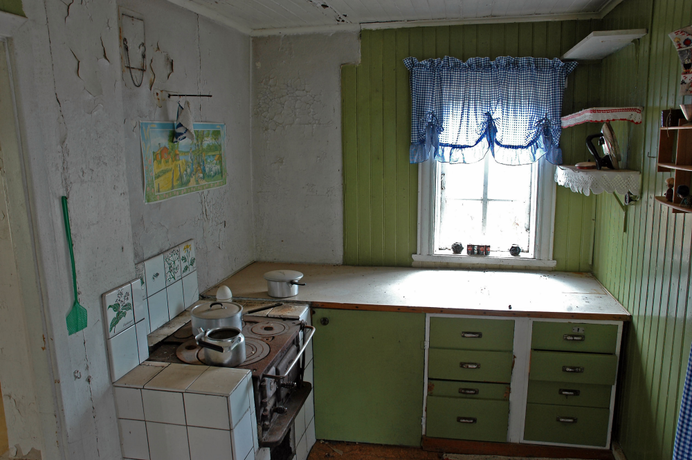 Torpet Stora Stenhagen under Torsholma, utan rinnande vatten och moderna bekvämligheter, var bebott till 1974. Interiör.