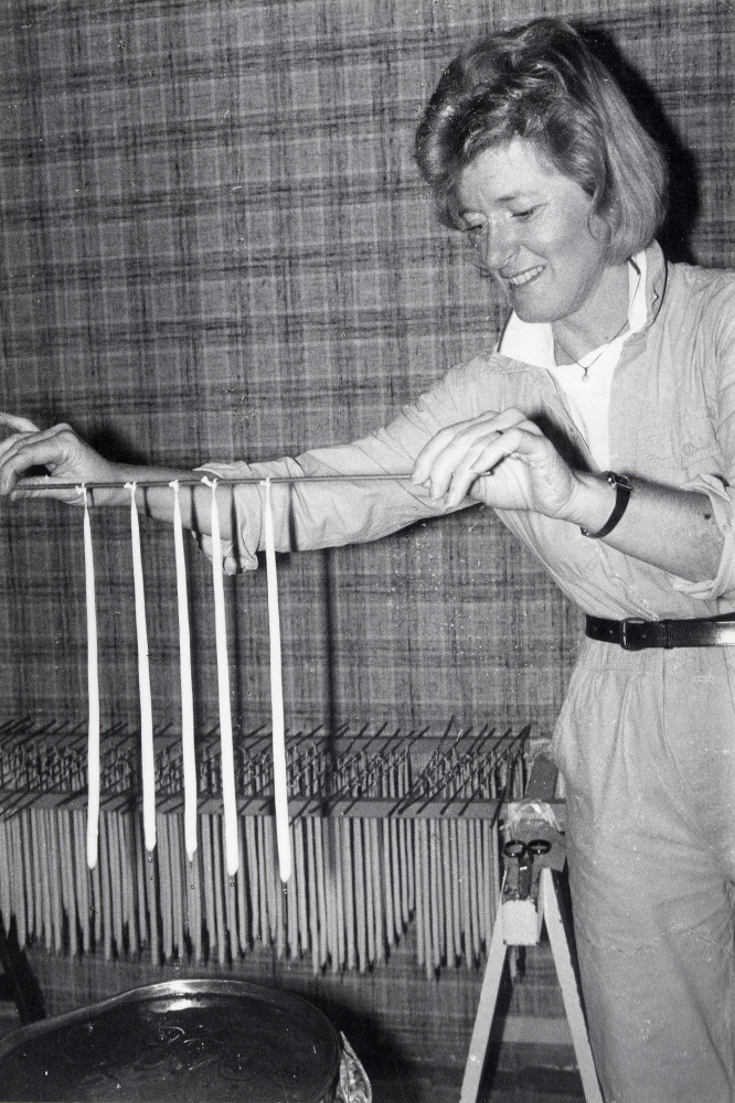 Sex kvinnor i Eklidens syjunta stöper ljus för 15:e året i rad.  Denna gång träffas man hos Elisabeth Lagergren, Fylkingavägen 15.  Årets resultat blev 400 ljus, 21 trearmade ljus samt 1 femarmat.  Deltagare Karin Knutsson på bilden samt Marita Larsson Elisabeth Lagergren, Monica Nicklasson, Anki Wangefelt och Gun Hillbo