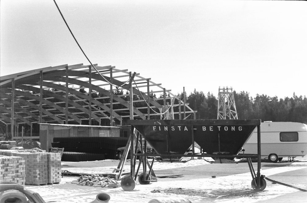 Bygget av ishallen pågår vid Vallentuna idrottsplats 
•Fotografiet ingår i bildserien ”Vardagsliv i Vallentuna kommun” av Rachael Gough-Azmier & Gunilla Blomé, Haga Studios HB.