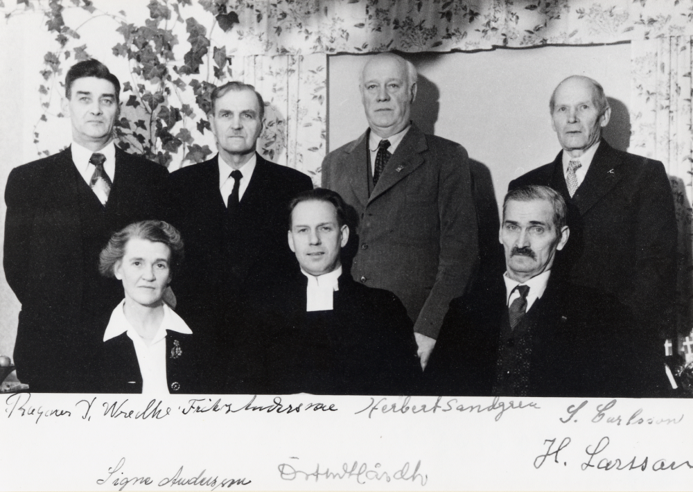 Kyrkorådet i Frösunda före sammanslagningen med Vallentuna som skedde 1952. I övre raden fr v Ragnar Wredh, Fritz Andersson, Herbert Sandgren, S Carlsson. Sittande fr v Signe Andersson, kyrkoherde Östen Hårdh och H Larsson