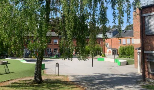 Delar av Karlslundsskolans utemiljö och delar av byggnaden för skolan.