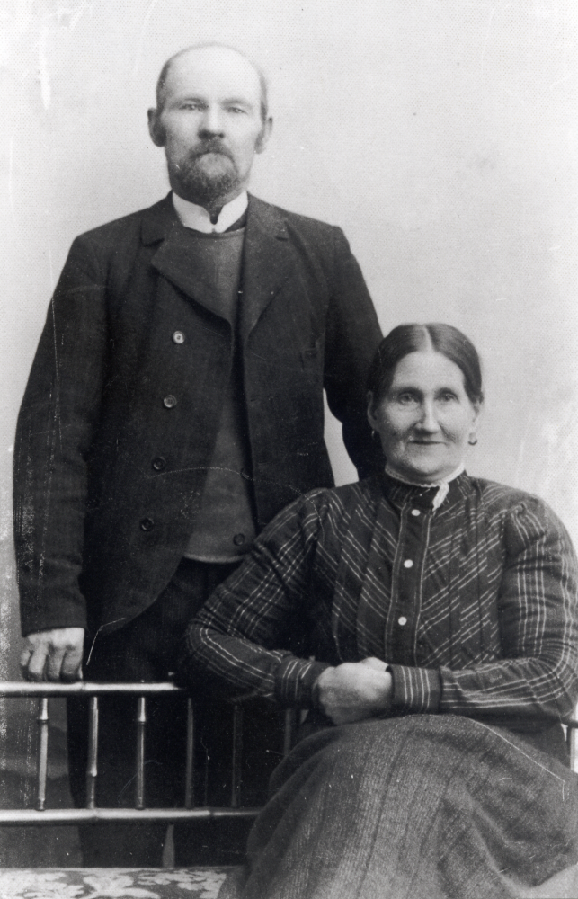 Karl Hedlund var mjölnare och arrenderade flera kvarnar i bygden: Granby kvarn och såg i Orkesta 1894 till 1892 och en kortare period även Väsby kvarn i Vallentuna samt även Ullna kvarn. En av sönerna drunknade i Vallentunasjön och efter det kunde hustrun Anna  inte vara kvar i Väsby.  Äldste sonen August arrenderade Hästberga kvarn, föräldrarna är fotograferade vid ett besök där. En annan son, Werner, arrenderade Granby kvarn och såg.  Anna bodde som änka i ett torp norr om Gustavslund i Granby.