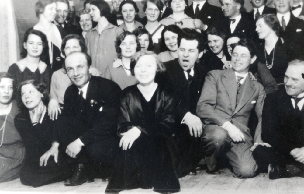 Markim-Orkesta hembygdskör Rad 1 nedifrån fr v: okänd, okänd, Fritz Gustafsson okänd dirigenten kantor Tage Berg Josef Andersson Oskar Härje Rad 2 fr v: okänd, okänd, Aina Karlsson okänd, okänd Ellen Åkerberg Edit Lindström Rad 3 fr v: Olga Härje okänd, okänd, okänd, Agda Karlsson okänd, Margareta Andersson osäkra personupgifter p g a ostrukturerade rader!