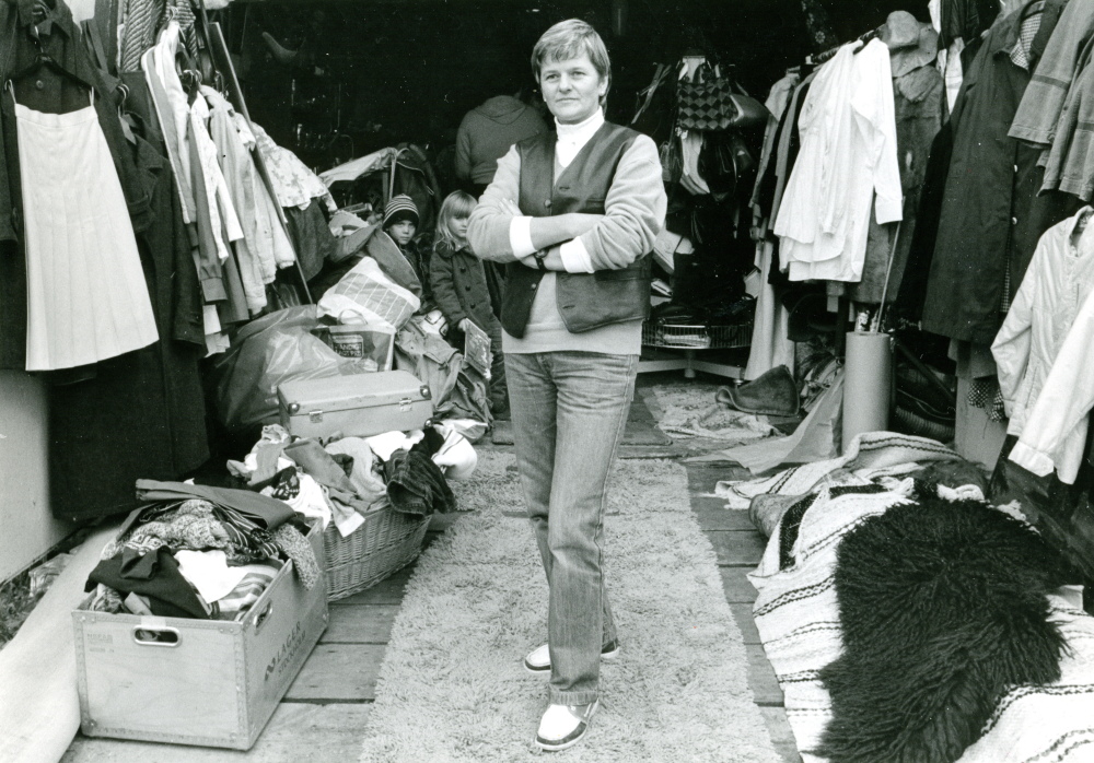 Gunilla Holm drev loppmarknad i en lada i Brottby. Verksamheten startade i början av 1970-talet. Bilden tagen i oktober 1980.