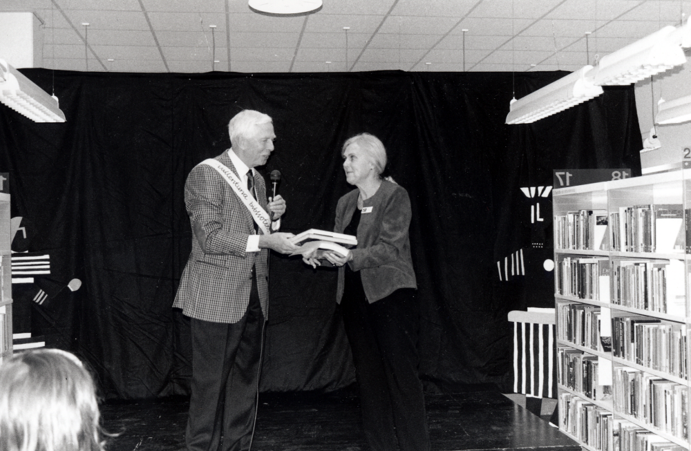 Bokfest 17 november 2001, arrangerad av Vallentuna Kultur och Bibliotek i samarbete med Vallentuna biblioteks vänner.  Årets tema är Färg Form Rum.
I Vallentunasalen överlämnar Gillis Weingarth årets bokgåva från Vallentuna biblioteks vänner till kulturchef Ingrid Ulla