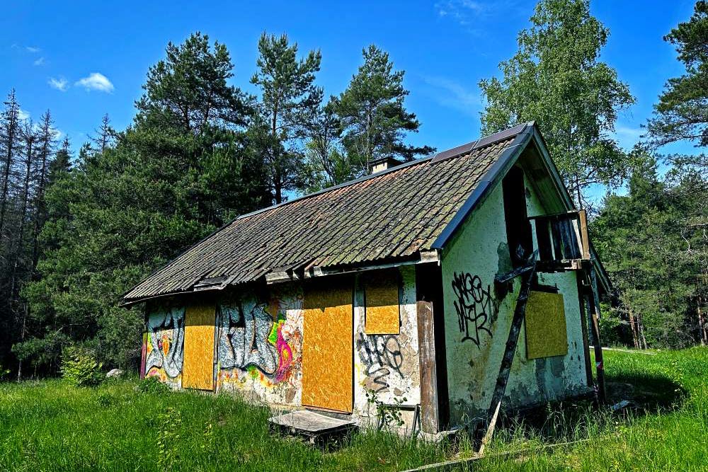 Fastigheten Lilla Ladängen som är i mycket nergången skick.