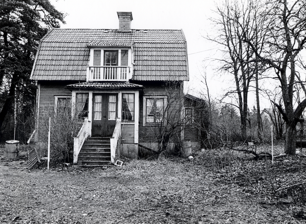 Tvärvägen 83 kallades Vänbo. Huset byggdes 1912. Fastighetsbeteckningen var Rickeby 1:91. Huset revs hösten 1985 inför bygget av flerfamiljshus i kvarteret. Vänbo låg mitt i kvarteret med en lång gång in till huset från Tvärvägen. Här syns fasaden från söder
