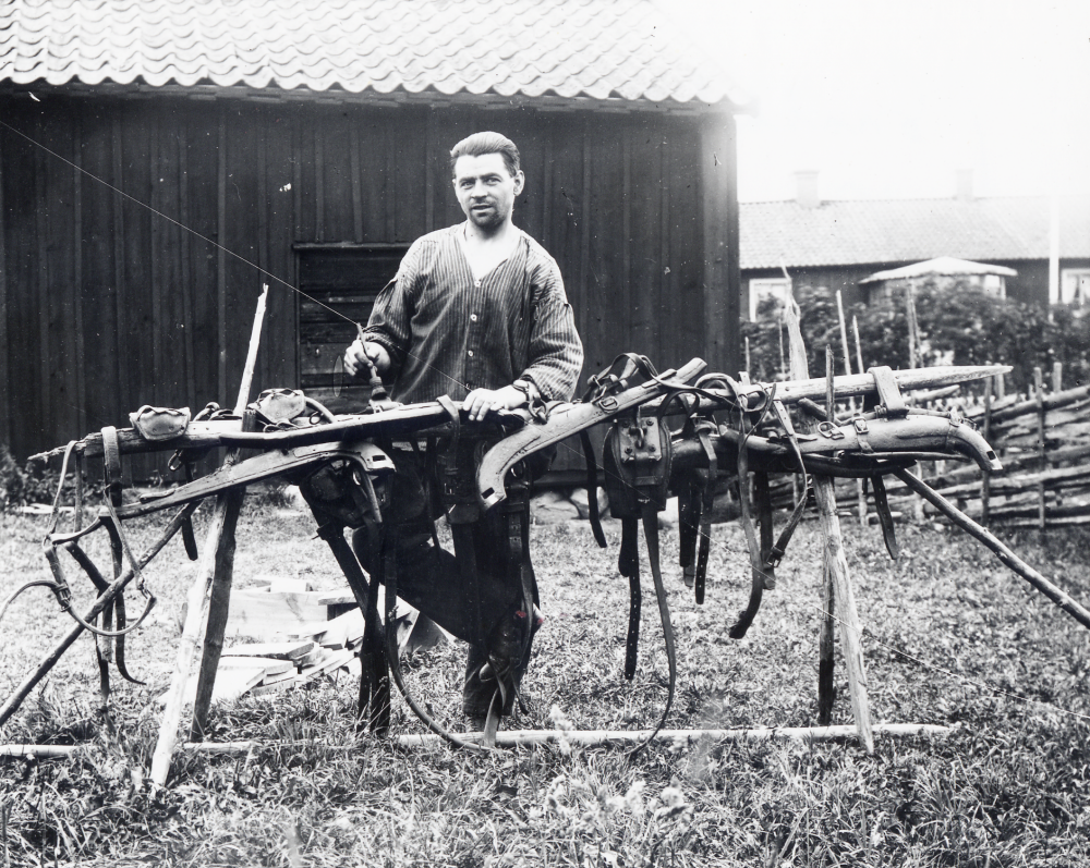 Resande sadelmakare vid Torsholma gård Verner Gustavsson var från Markim och reste runt i traktens gårdar för att laga seldon och sadlar