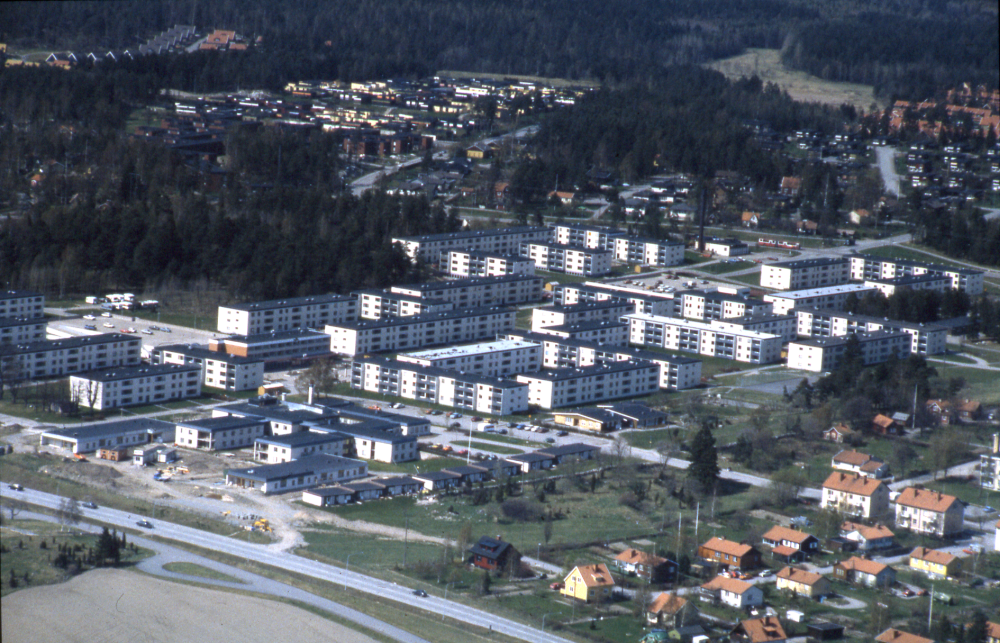 I bildens nedre vänstra hörn syns Väsbygårdens vårdboende. I bildens mitt bostadsområdena Norrgården och Södergården. I bildens övre högra hörn syns Dragonvreten.
