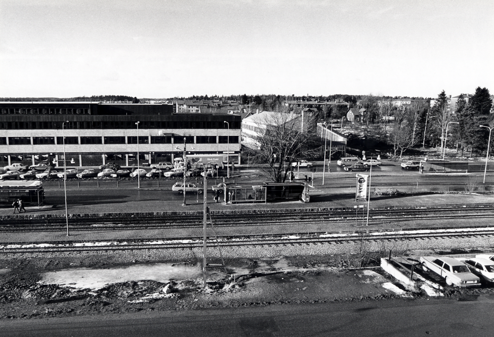 Vallentuna centrum  sett från  Tellus-Maskin,  Fr v  Tunahuset  och  Konsumhuset   Länssparbankens  hus t h om Konsumhuset har just rivits inför det nya Domusbygget. I förgrunden  Industrivägen  och  Vallentuna järnvägsstation
