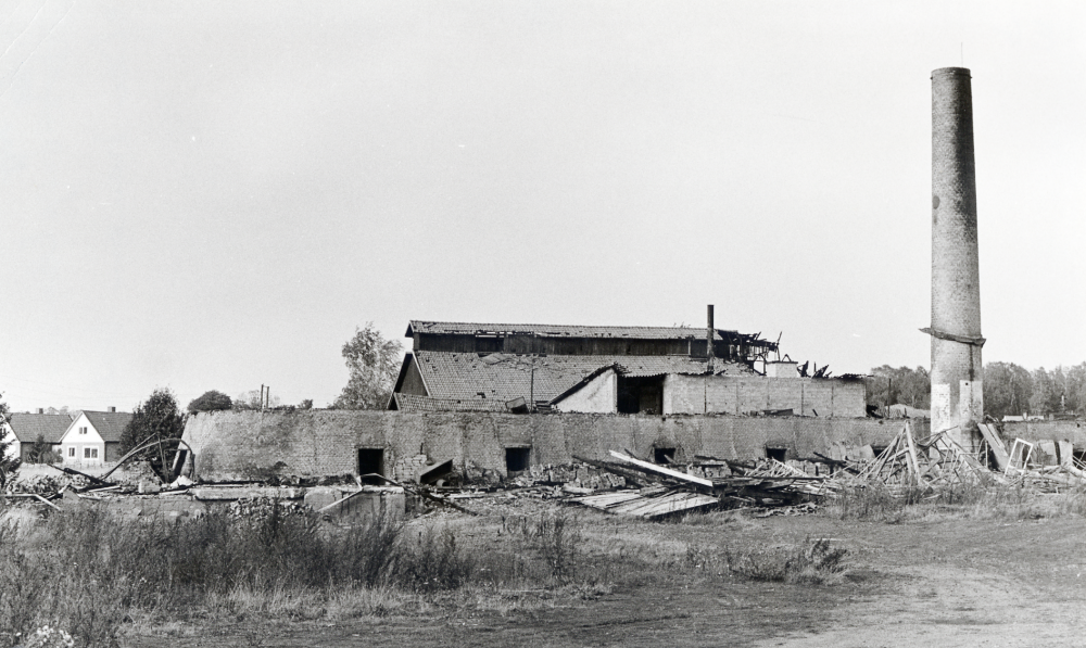 Åby tegelbruk grundades av tegelfabrikör Carl Janne Gustafsson . Vid tegelbruket tillverkades mursten och dräneringsrör under tiden 1927 till 1968. Tegelbruket brann ner natten till den 20 september 1970. Här syns bruket efter branden
