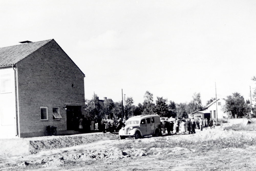 Första valförrättningen i nya kommunalhuset Radiotjänst gjorde ett reportage under ledning av Lars Orup , vilket sändes i skolradions utsändningar. Inspelningsbilen är parkerad utanför kommunalhuset och inspelning pågår.