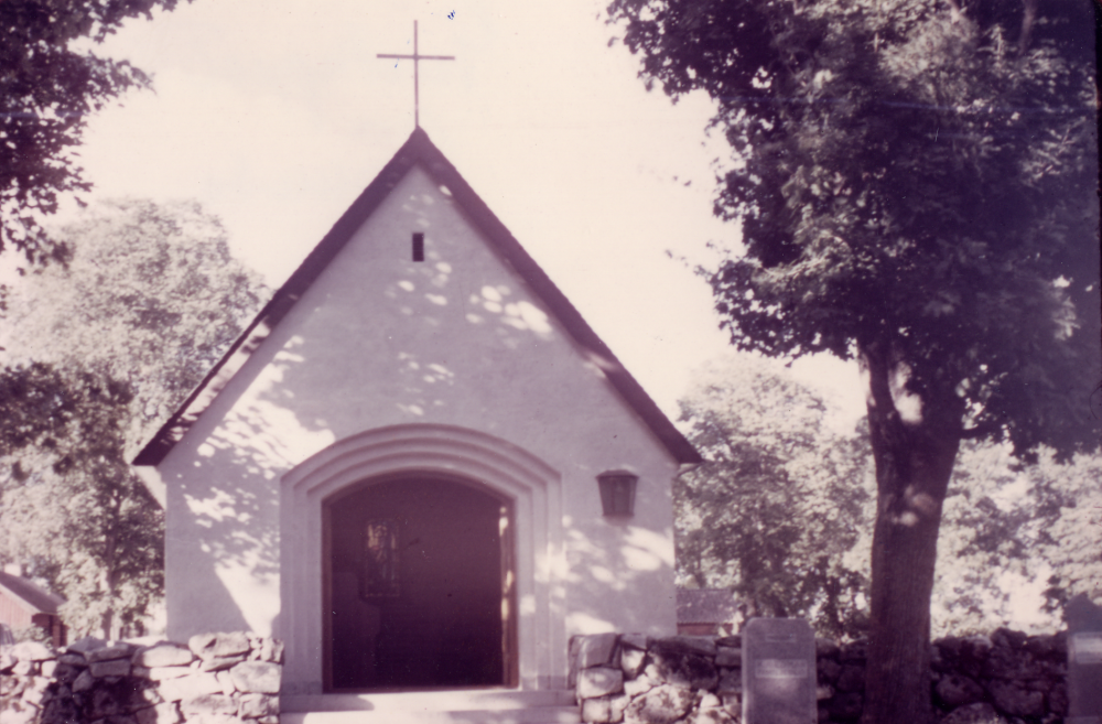 Frösunda gravkapell, S:t Olofs kapell uppfördes 1950. Till stor del bekostades kapellet av riksdagsman och kommunens främste förtroendeman Edvard Thorell