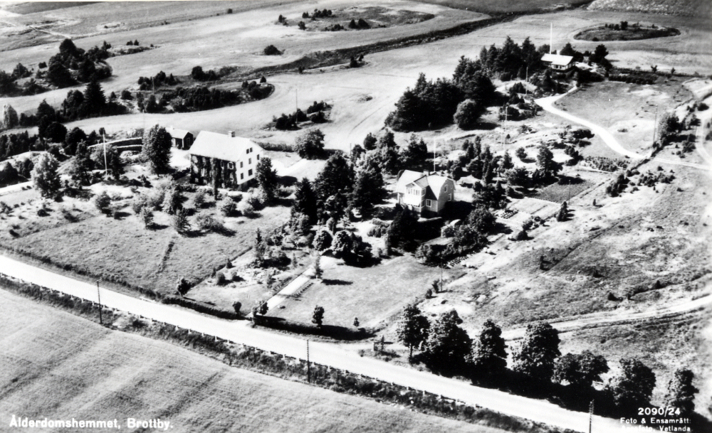 Flygfoto över Brottby med ålderdomshemmet t v