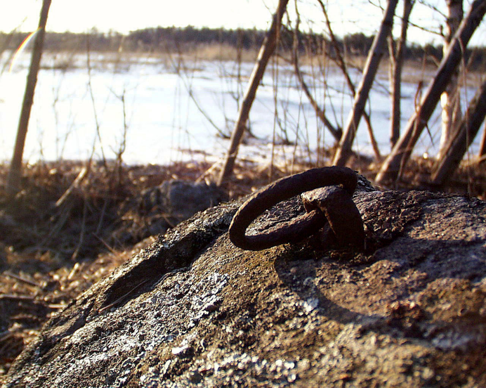 Mörtsjön i Frösunda är utdikad. Bara vattenrika vårar finns en riktig vattenspegel. Våren 1998 var en sådan. Vid sjön finns minst två gamla järnringar som sannolikt har använts att förtöja båtar vid.
