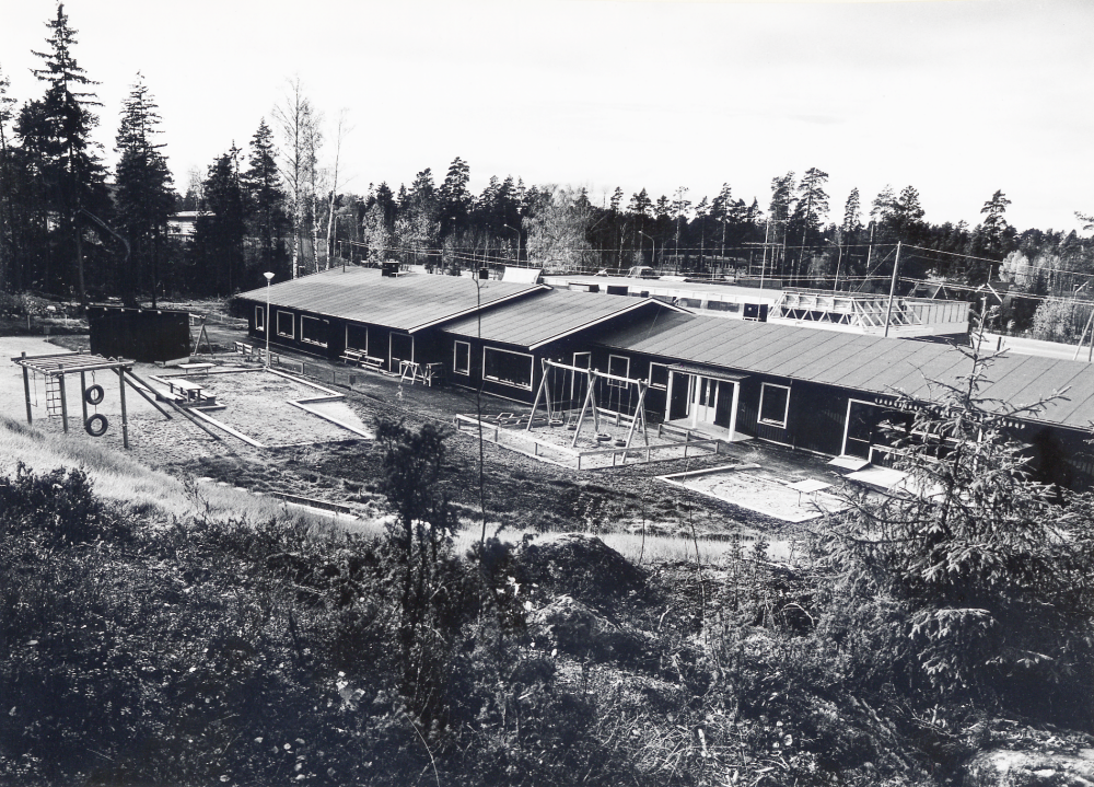 Kragstalunds daghem  i södra Vallentuna.  I bakgrunden pågår bygget av en ny livsmedelshall,  ICA Kragsta  invigt den 30 november 1978.