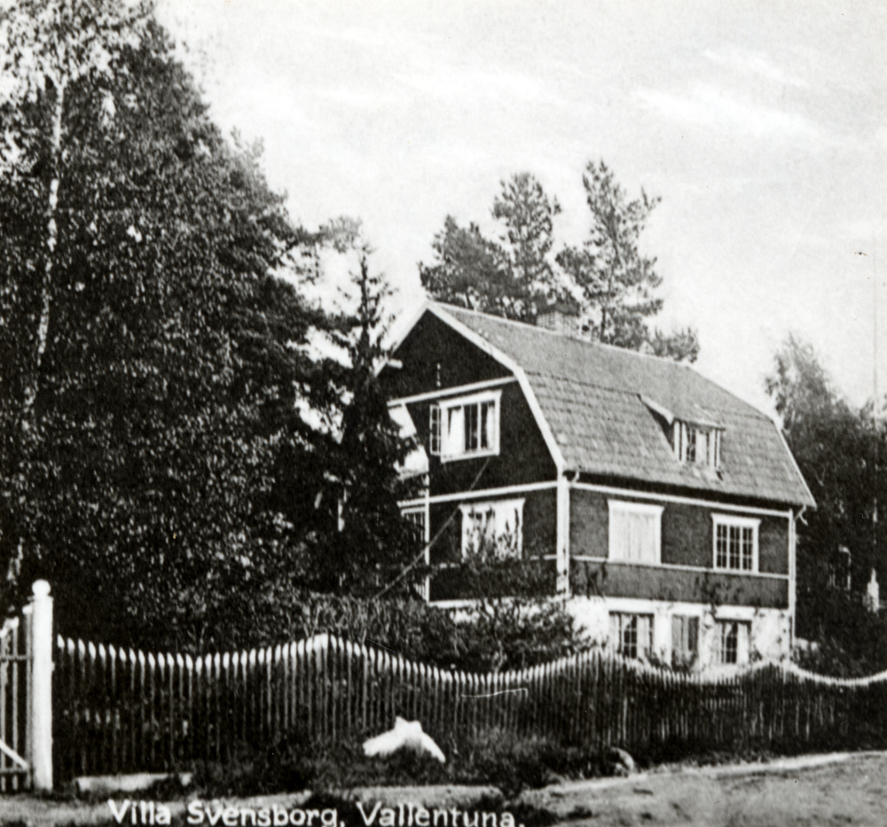 Villa Svensborg ligger där Skolvägen möter nuv Karlbergsvägen I villan bodde bl a författaren Jan Fridegård och kommunalrådet Ingvar Lidskog. Uppgift om fotoår saknas, men troligen första delen av 1900-talet.