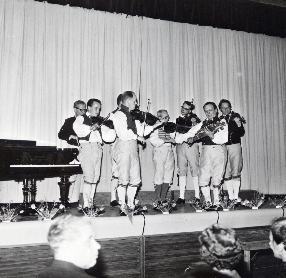 Spelmän  från Danderyd i  Hjälmstaskolans aula.  Bland publiken på första raden fr v rektor  Josef Andersson