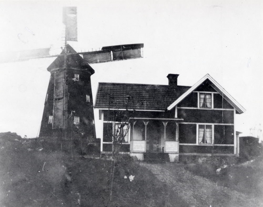 Åsta kvarn med vingar och vingsegel. Kvarnen brann ner i april 1934