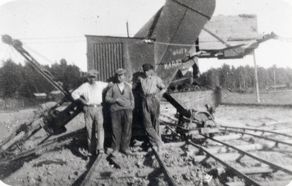 Ett paternosterverk användes vid Åby tegelbruk för upptagning av lera.  Vid verket står fr v Harry Andersson, Ragnar Pettersson och grävmaskinisten Gösta Karlsson