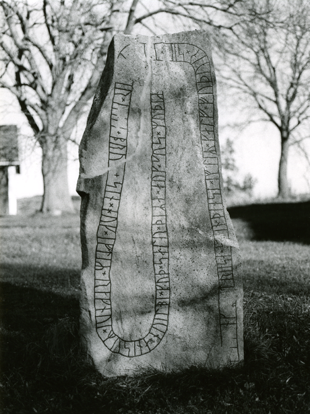 Runsten med beteckningen U341 vid Söderby gård, gårdsplanen.