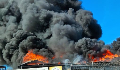 Brand och rökmoln från Rosendal industriområde.
