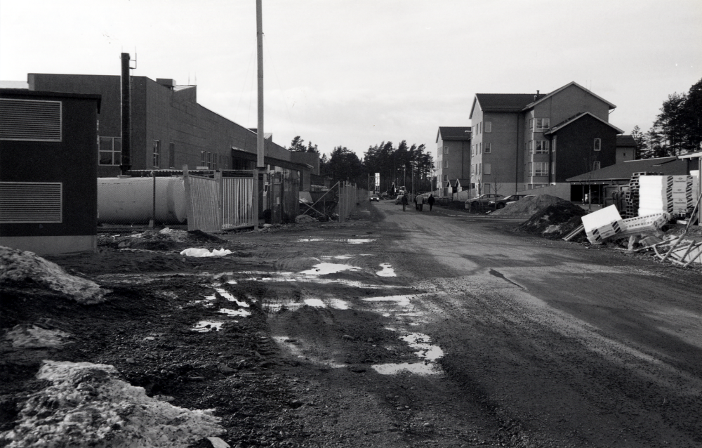 Svampskogsvägen i det nya bostadsområdet Bällstaberg.  T v pågår byggnation av Bällstabergsskolan med skolstart höstterminen 2002