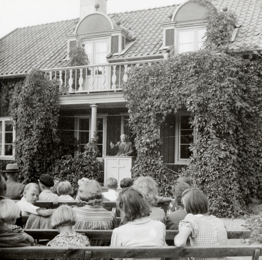 Varje sommar håller kyrkliga syföreningen auktion vid    sommarfesten i Vallentuna prästgård. Initiativtagare till auktionen var kyrkoherde Sven Vängby