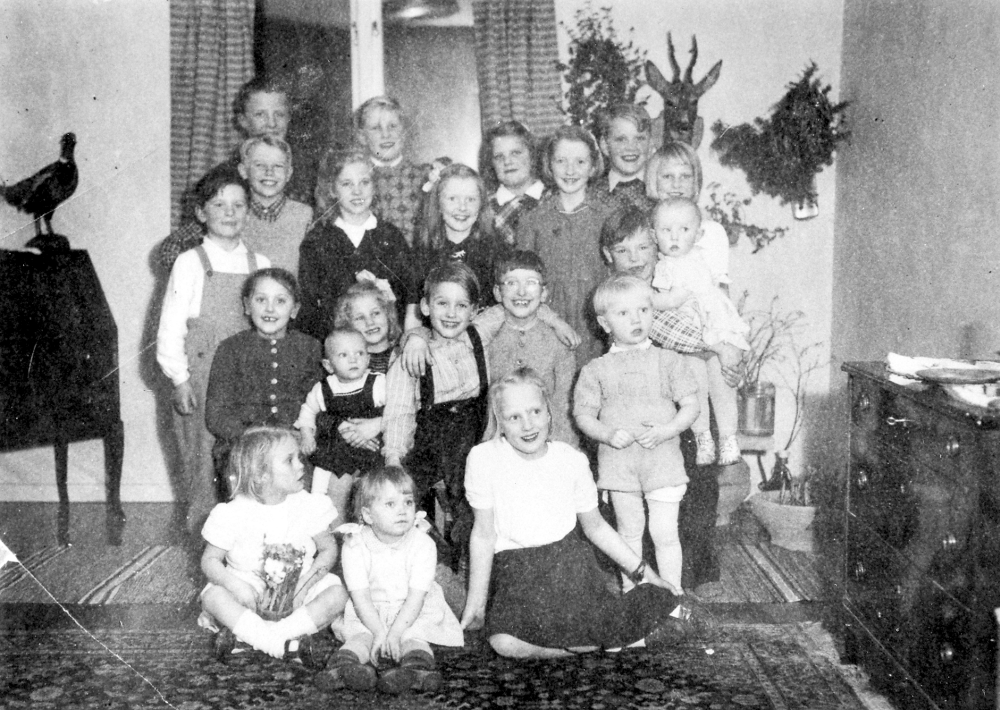 Silvia Johansson fyller 5 år och har kalas i hemma på Jämtlandsvägen (nuvarande Gästrikevägen) i Ormsta.  Längst fram fr v sitter födelsedagsbarnet Silvia, Tuttan Jansson och Silvias storasyster Solveig Johansson (Gustavsson). Rad två fr v Kerstin Persson, Monica Åsberg med syskonsonen Filimon i knäet, Idzegin Jonsson, Bosse Persson och Claes-Göran Andreason.  Rad 3 fr v Åke Uddén, Risto Peltonen, Birgit Udden, Eivor Åman, Barbro Lundahl, och Bernt Bergqvist med Agneta Bergqvist på armen. Översta raden fr v Erik Åman, Rune Lundkvist, Gunilla Sandin, Ingvar Lundquist och Lillemor Åsberg med ljust hår och lugg.  Fotografen Hellgren bodde i en stuga efter Uddnäsbacken