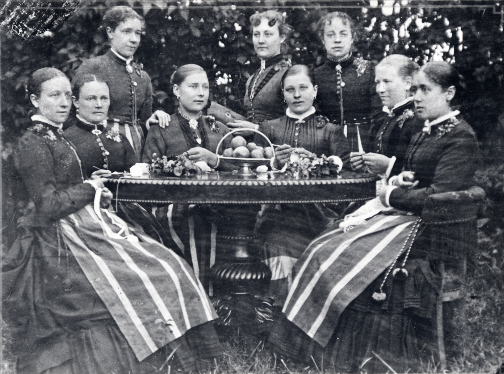 Lantbruksmöte (osäkert) Fr v okänd, okänd, Selma Åkerberg Lundby, Hilma Forsberg Friberga, Hulda Verner f d lärarinna, Edla Åkerberg Vivelsta, Hilma Åkerberg Viby, E Jansson Mellangården. Ett namn saknas, osäkert vem som är vem