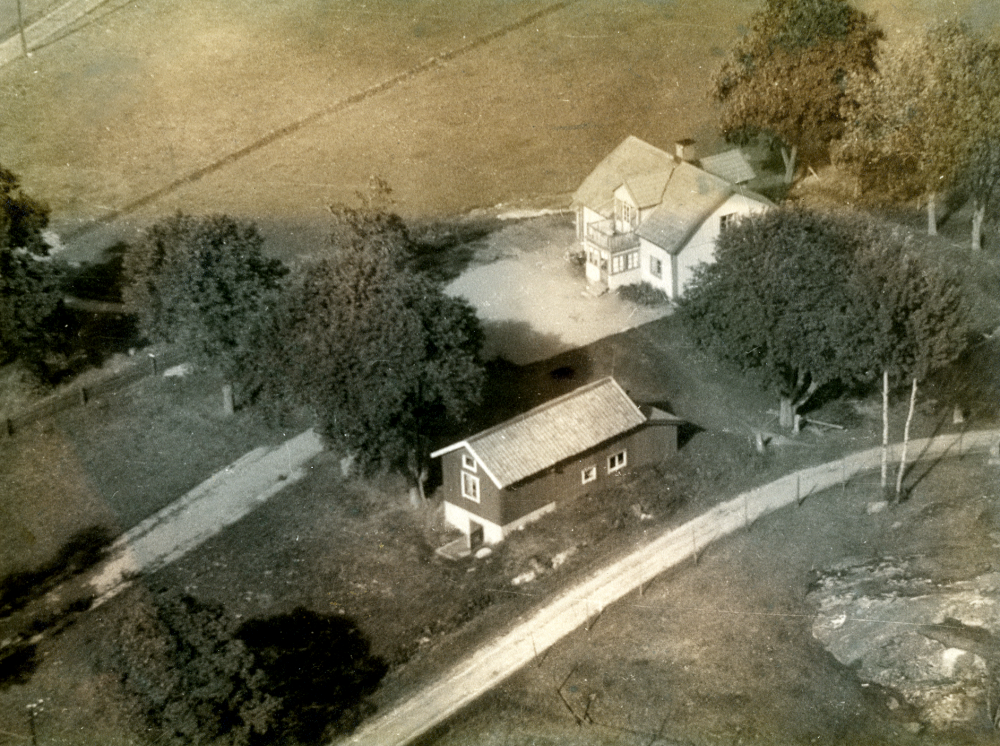 Kragsta 2:4, Mellan gården i Kragsta. Gården har gått i arv i släkten 1844, då huvudbyggnaden byggdes.  Huset byggdes om 1927.  1952 ägdes det av Albert Vilhelm Luttemans dödsbo.  Arrendator var Knut Kahlson