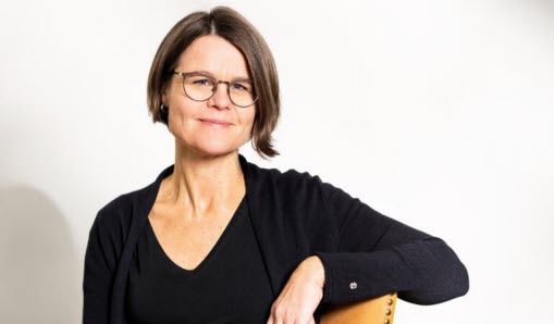 Anna Ehn sitter på en stol.